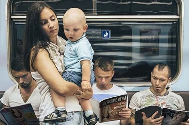 Ось так і їдуть вони в метро: він сидить, вона стоїть. Покоління з “інстинктом смерті”.